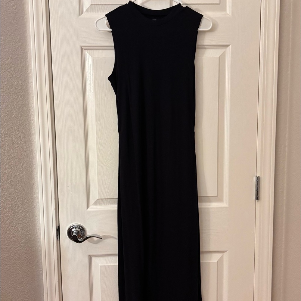 Vuori Black Sleeveless Midi Dress